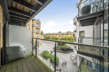Kew Bridge Road, Brentford - TW8 view 3