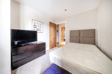 Kew Bridge Road, Brentford - TW8 view 10