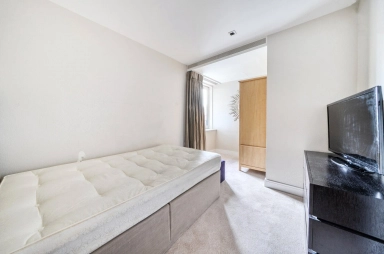 Kew Bridge Road, Brentford - TW8 view 11