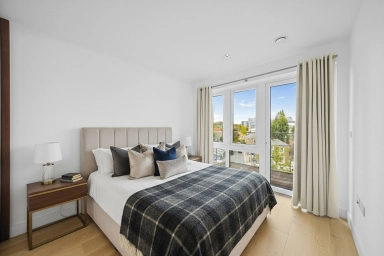 Kew Bridge Road, Brentford - TW8 view 3