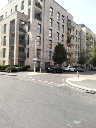 Selbourne Avenue, Hounslow - TW3 view 8