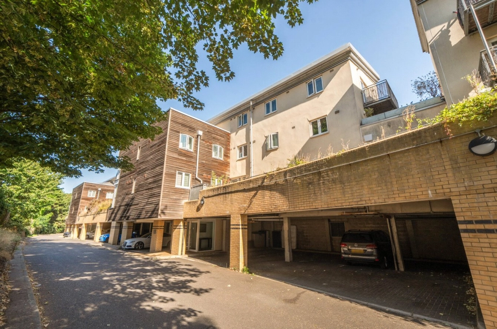 2 bedrooms apartments/flats for sale in Temeraire Place, Brentford - TW8 view 18