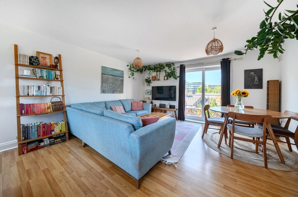 2 bedrooms apartments/flats for sale in Temeraire Place, Brentford - TW8 view 3