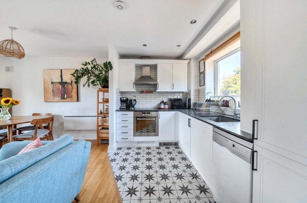 2 bedrooms apartments/flats for sale in Temeraire Place, Brentford - TW8 view 4