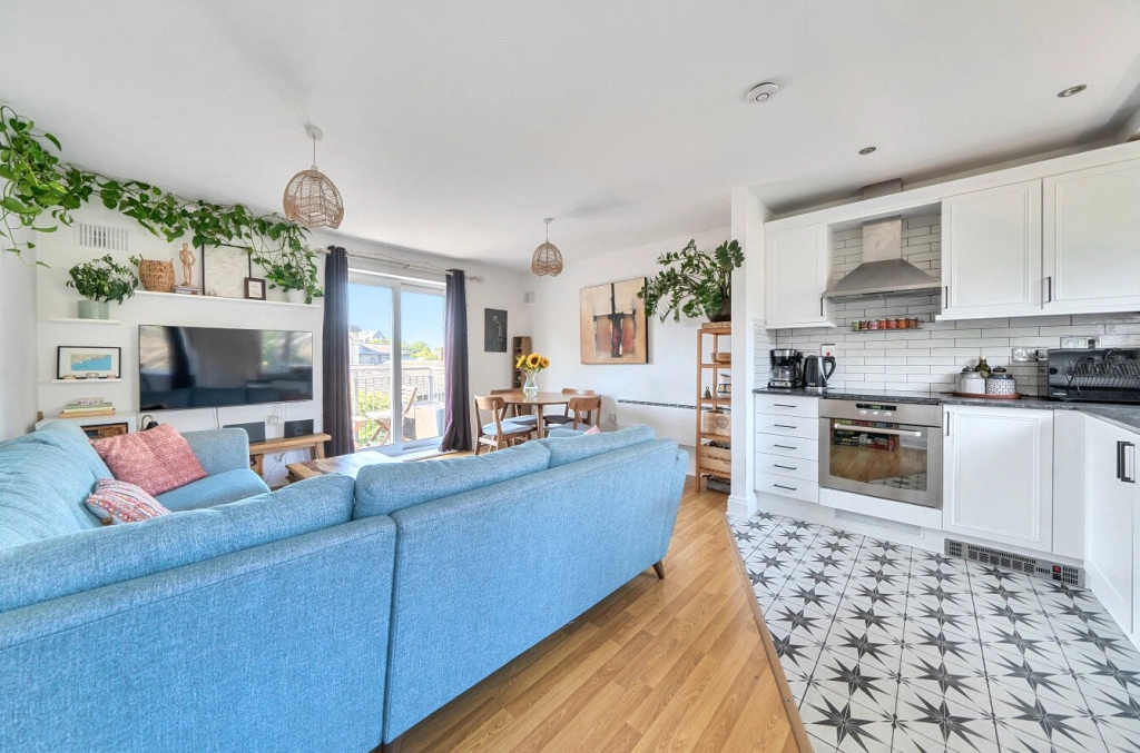 2 bedrooms apartments/flats for sale in Temeraire Place, Brentford - TW8 view 5