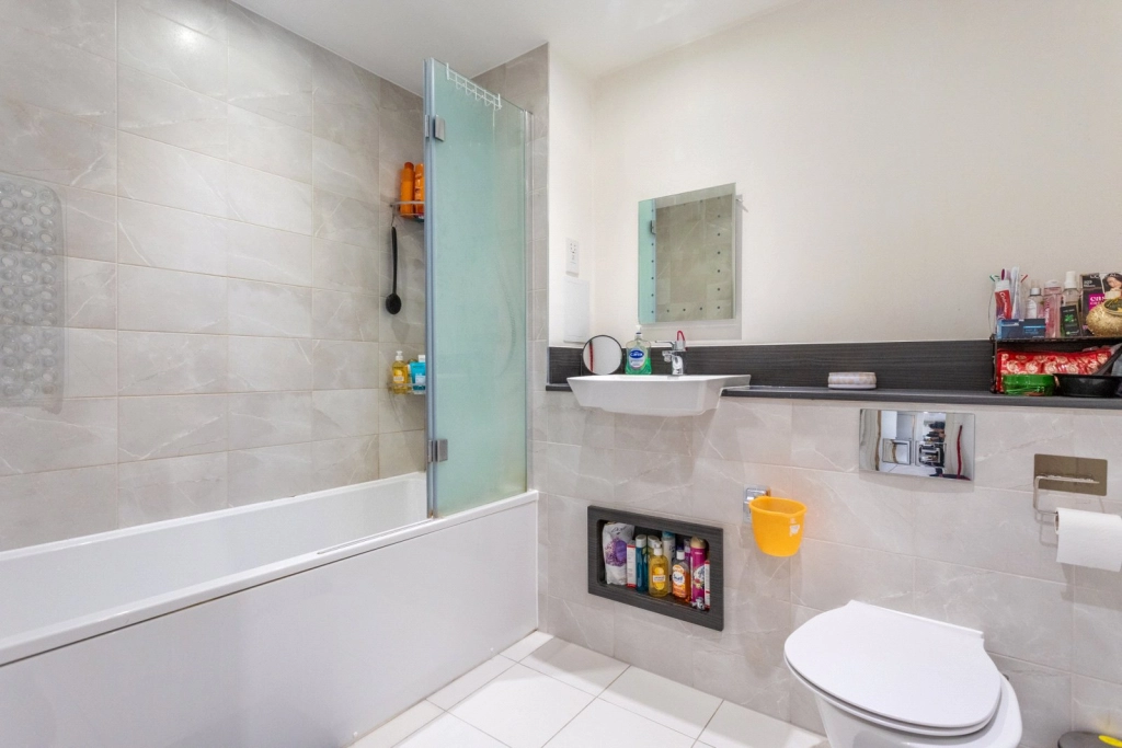1 bedroom apartments/flats for sale in Smithy Lane, Hounslow - TW3 view 5