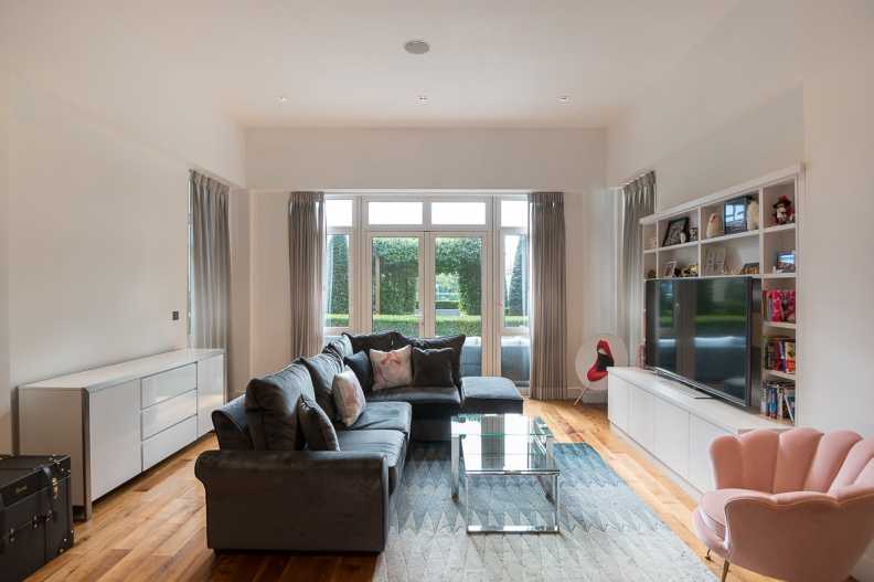 2 bedrooms apartments/flats to sale in Kew Bridge Road, Brentford-image 2