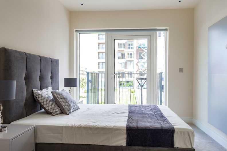 2 bedrooms apartments/flats to sale in Thurstan Street, Chelsea Creek, Fulham-image 6