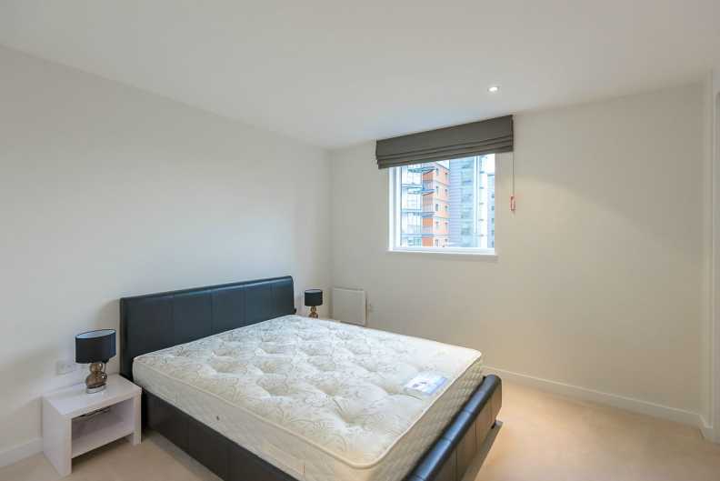 1 bedroom apartments/flats to sale in Pump House Crescent, Brentford, Greater London-image 3