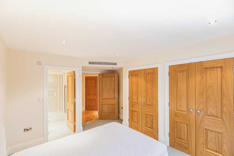 2 bedrooms apartments/flats to sale in Aspect Court, Imperial Wharf, Fulham-image 1