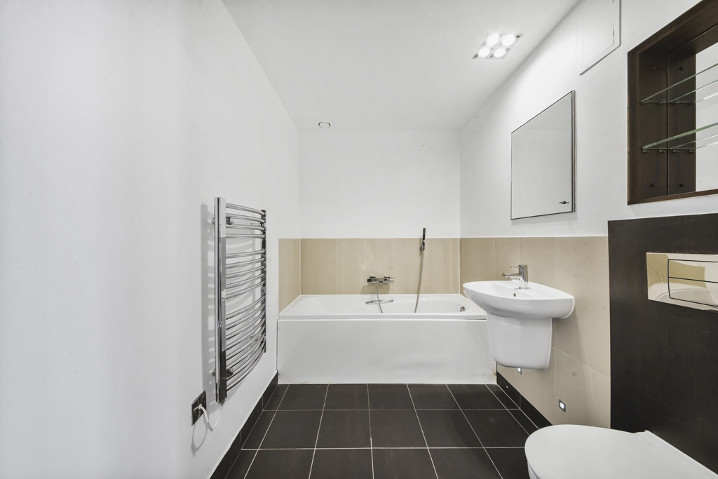 2 bedrooms apartments/flats for sale in Bridges Court Road, Battersea - SW11 view 6