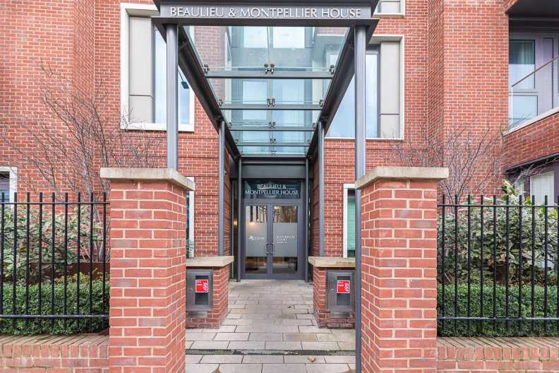 2 bedrooms apartments/flats to sale in Glenthorne Road, Sovereign Court, Hammersmith-image 6