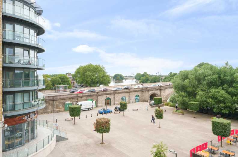 3 bedrooms apartments/flats to sale in Kew Bridge Road, Brentford-image 11