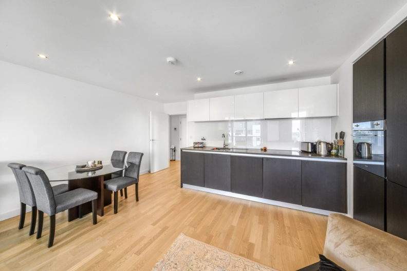 2 bedrooms apartments/flats to sale in Pump House Crescent, Brentford-image 3