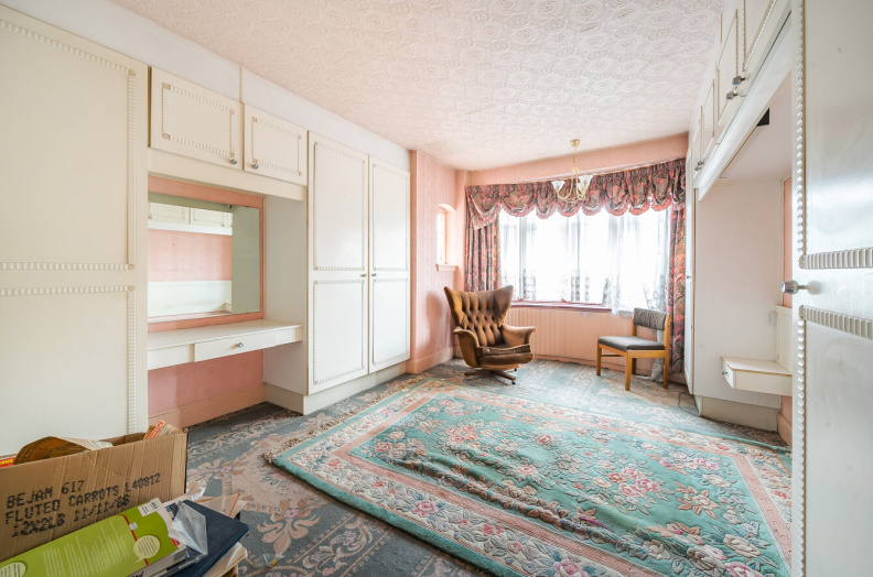 4 bedrooms houses to sale in Longwood gardens, Ilford-image 6