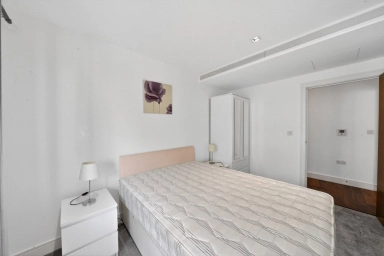 Kew Bridge Road, Brentford - TW8 view 5