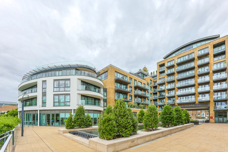 2 bedrooms apartments/flats to sale in Kew Bridge Road, Brentford-image 1
