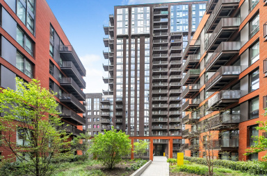 Viaduct Gardens, Nine Elms SW11 image 1