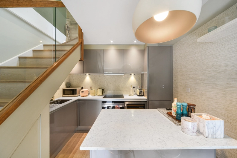 2 bedrooms apartments/flats to sale in Down Place, London-image 3