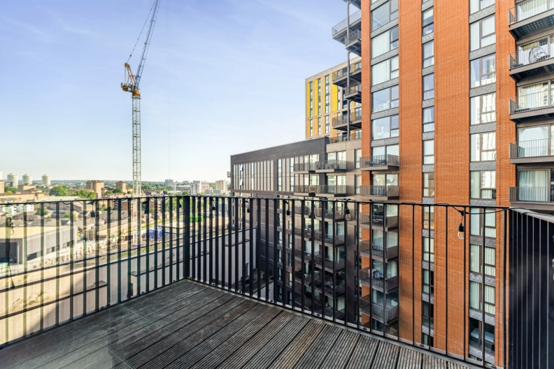 2 bedrooms apartments/flats to sale in Viaduct Gardens, Nine Elms-image 7