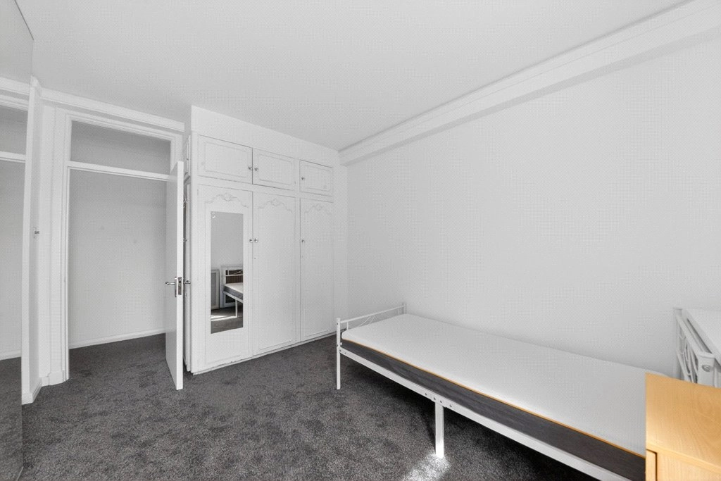 3 bedrooms apartments/flats for sale in Hammersmith Road, Hammersmith - W6 view 11