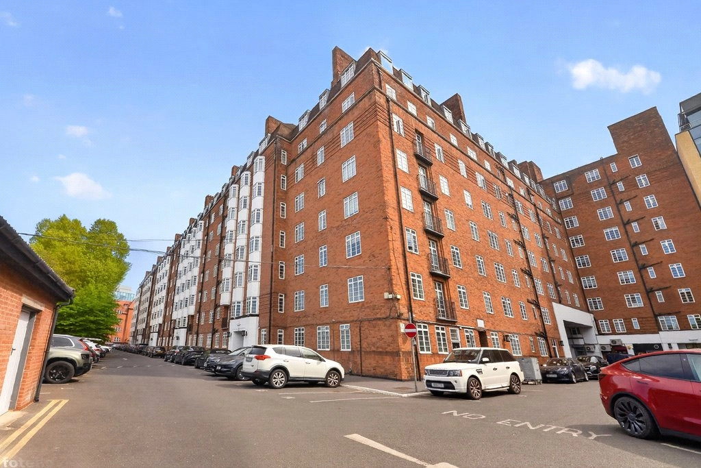 3 bedrooms apartments/flats for sale in Hammersmith Road, Hammersmith - W6 view 8