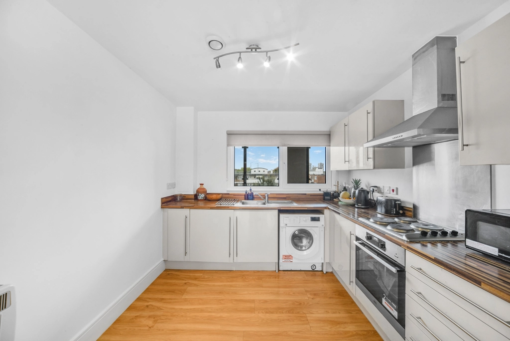 1 bedroom apartments/flats for sale in Cornell Square, Nine Elms - SW8 view 11