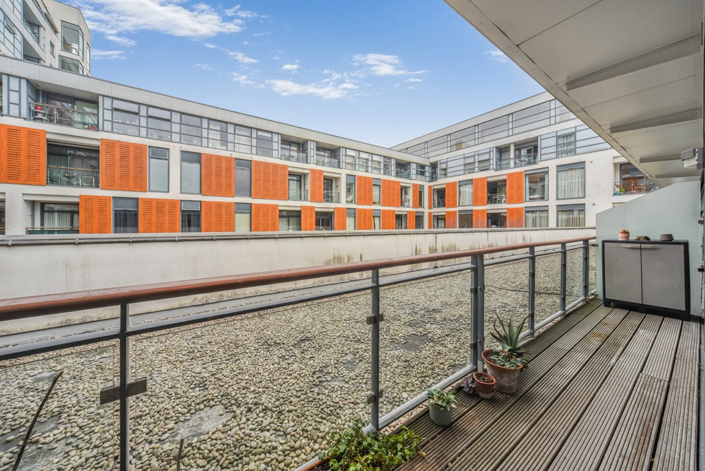 1 bedroom apartments/flats for sale in Cornell Square, Nine Elms - SW8 view 7