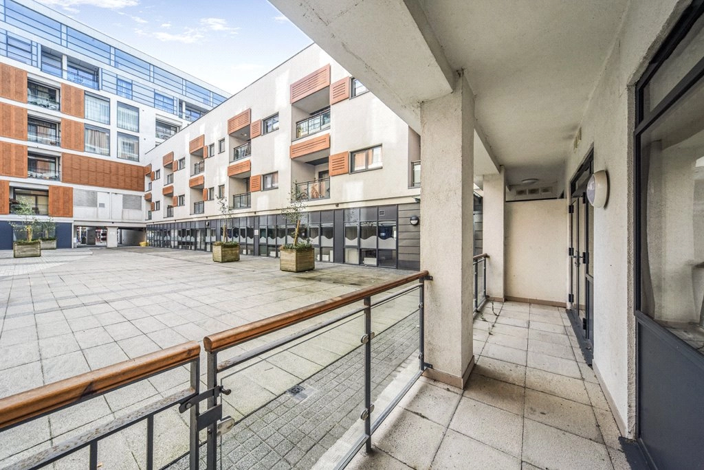 2 bedrooms apartments/flats for sale in Cornell Square, Battersea - SW8 view 7