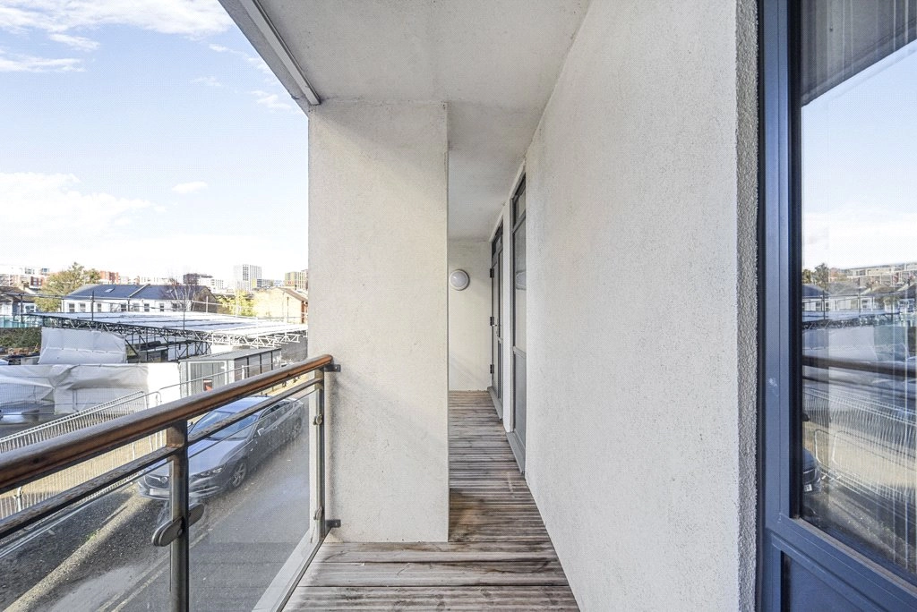 2 bedrooms apartments/flats for sale in Cornell Square, Battersea - SW8 view 15