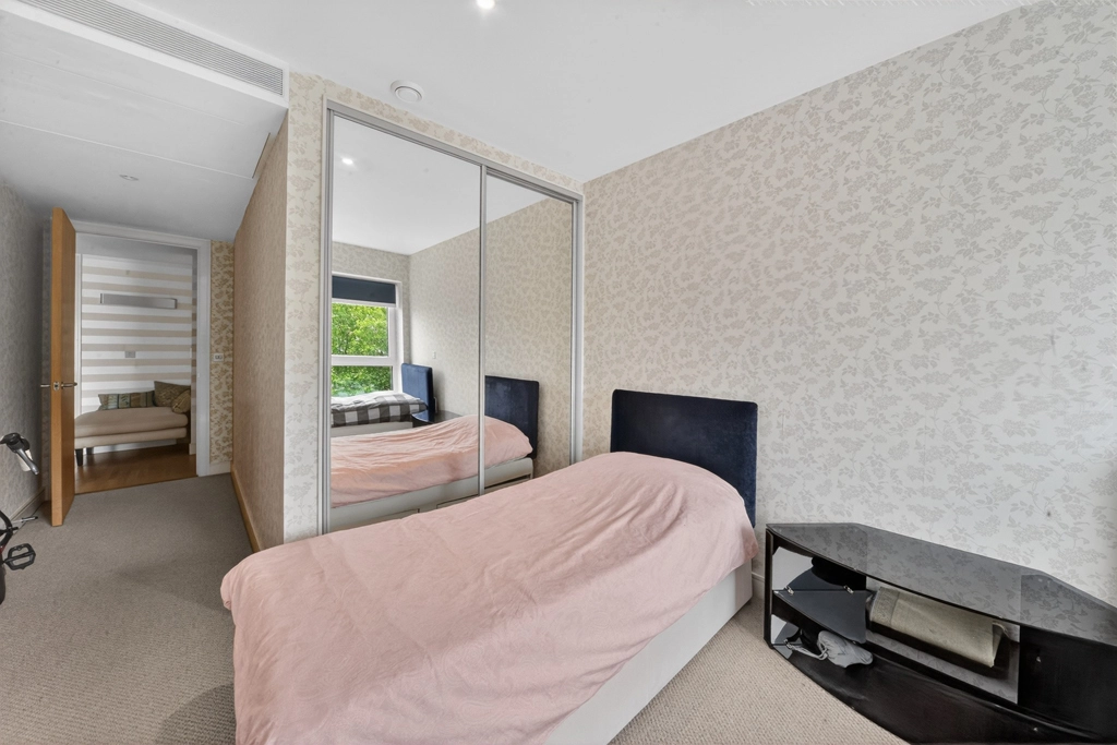 3 bedrooms apartments/flats for sale in Juniper Drive, Wandsworth - SW18 view 5