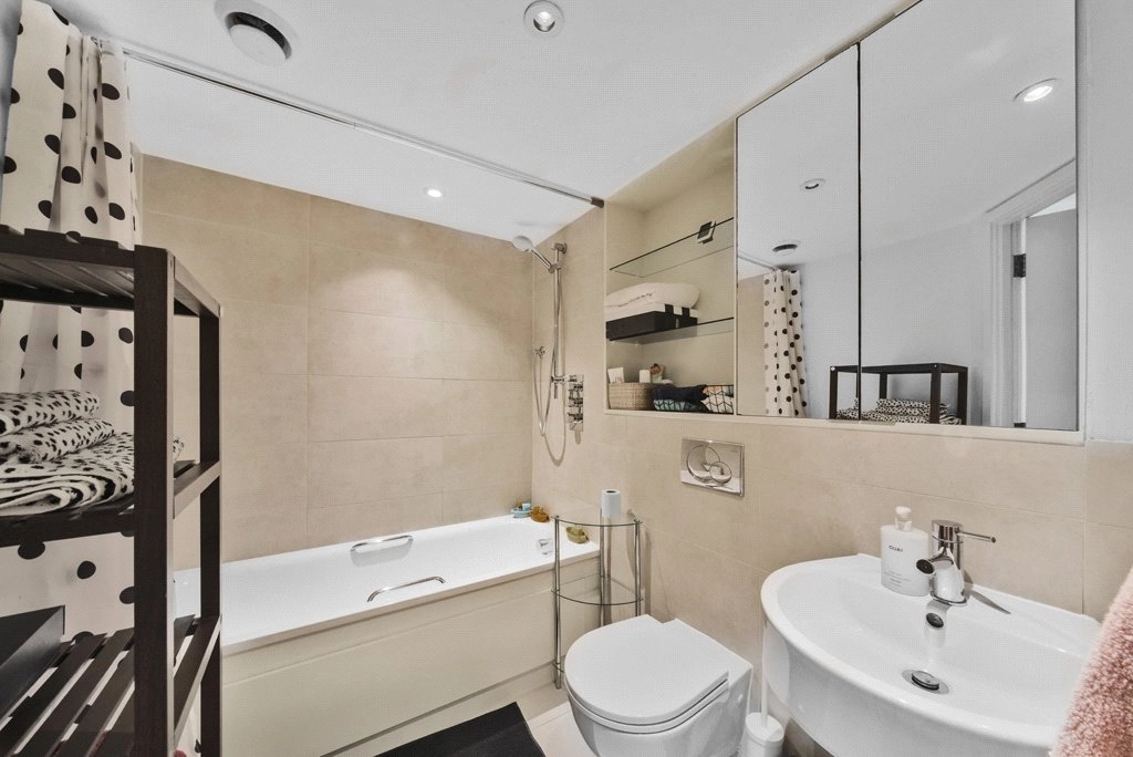 2 bedrooms apartments/flats for sale in Great West Road, Hammersmith - W6 view 6