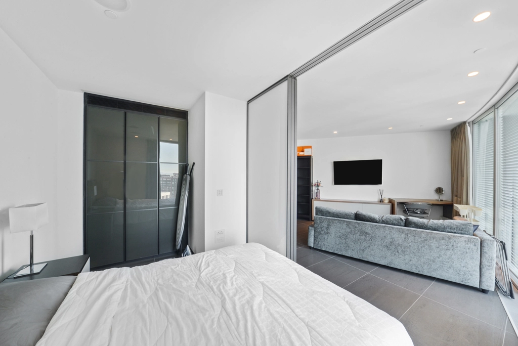 1 bedroom apartments/flats for sale in St. George Wharf, Nine Elms - SW8 view 11