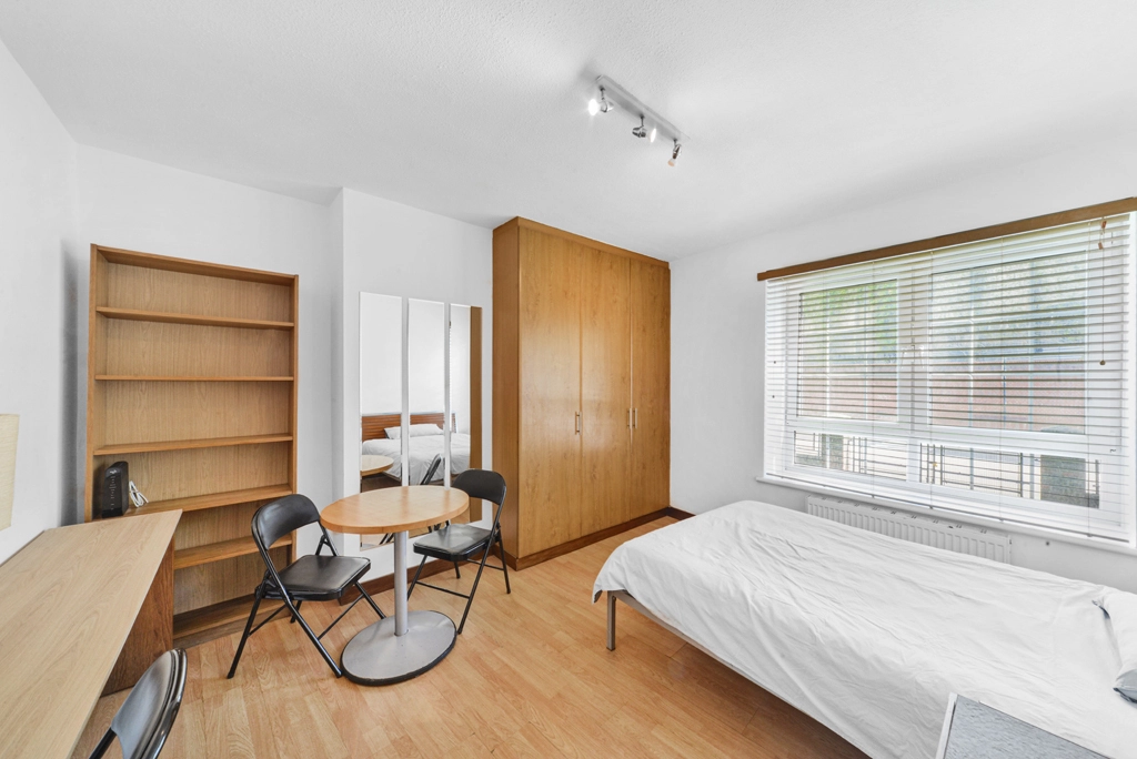 2 bedrooms apartments/flats for sale in Meadow Road, Vauxhall - SW8 view 4