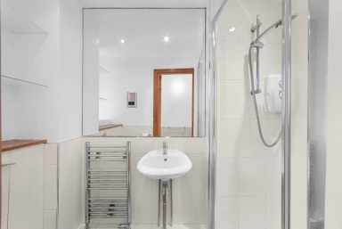 Meadow Road, Vauxhall - SW8 view 13