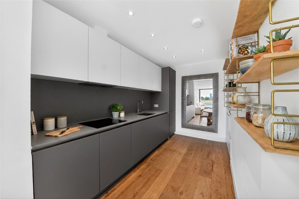 2 bedrooms apartments/flats for sale in Balham High Road, Tooting Bec - SW17 view 3