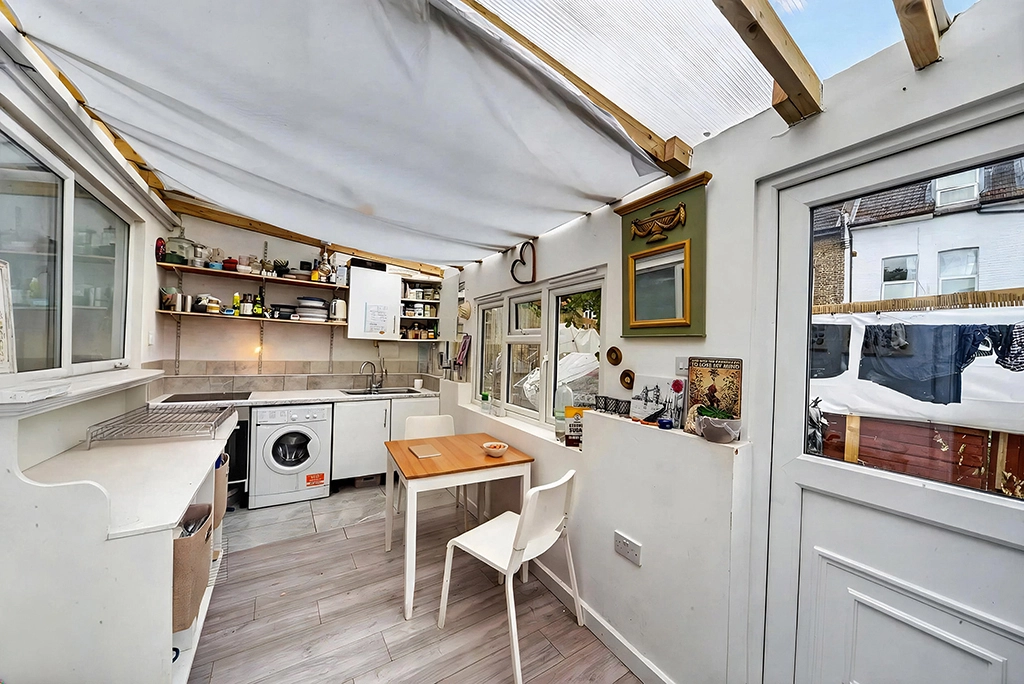 11 bedrooms apartments/flats for sale in Stanthorpe Road, Streatham - SW16 view 3
