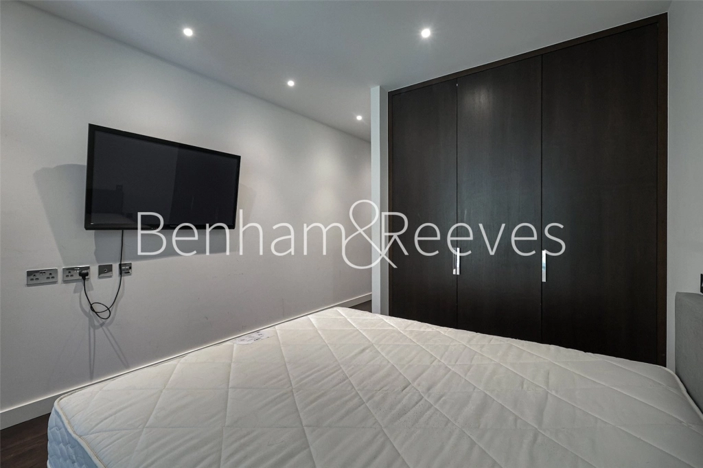 2 bedrooms apartments/flats for sale in Charles Clowes Walk, London - SW11 view 8