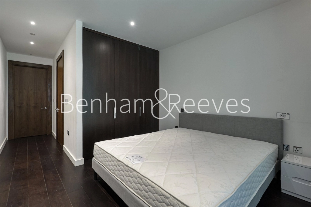 2 bedrooms apartments/flats for sale in Charles Clowes Walk, London - SW11 view 9