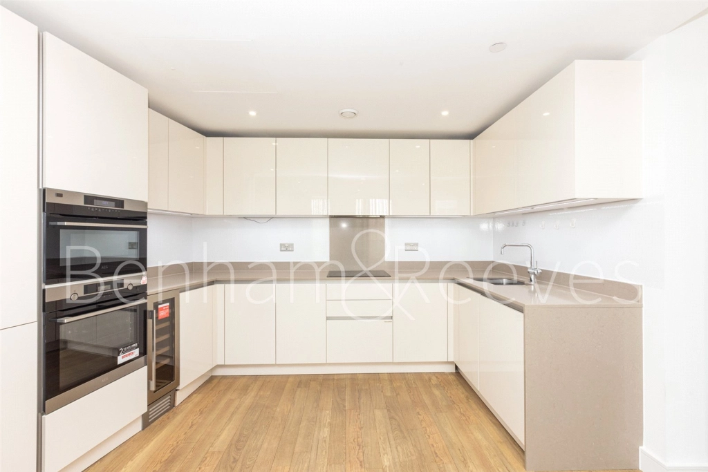 2 bedrooms apartments/flats for sale in Wandsworth Road, London - SW8 view 3