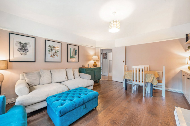 2 bedroom flat for Sale in West Street Lane, Carshalton, SM5, London