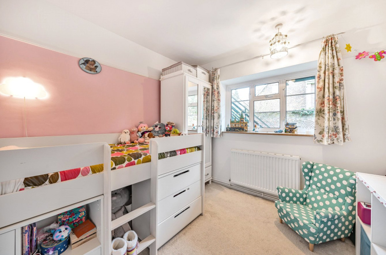 2 bedroom flat for Sale in West Street Lane, Carshalton, SM5, London