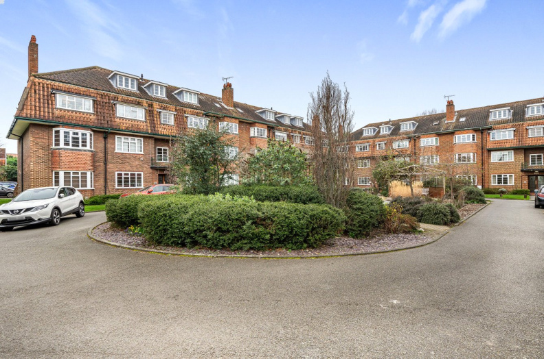 2 bedroom flat for Sale in West Street Lane, Carshalton, SM5, London