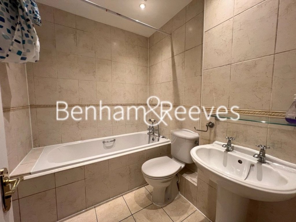 3 bedrooms apartments/flats for sale in Eastbury Avenue, Northwood, Hertfordshire - HA6 view 2