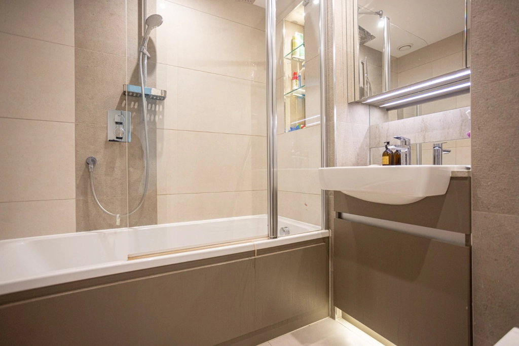 1 bedroom apartments/flats for sale in Duke Of Wellington Avenue, Woolwich - SE18 view 5