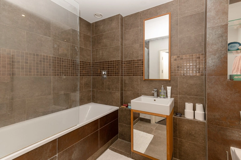 1 bedroom apartments/flats for sale in Duke of Wellington Avenue, Woolwich - SE18 view 6