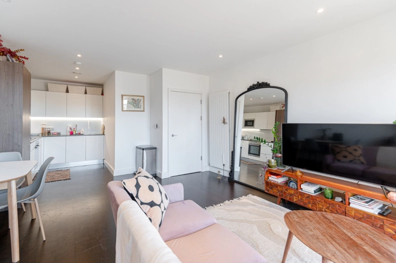 1 bedroom apartments/flats for sale in Duke of Wellington Avenue, Woolwich - SE18 view 8