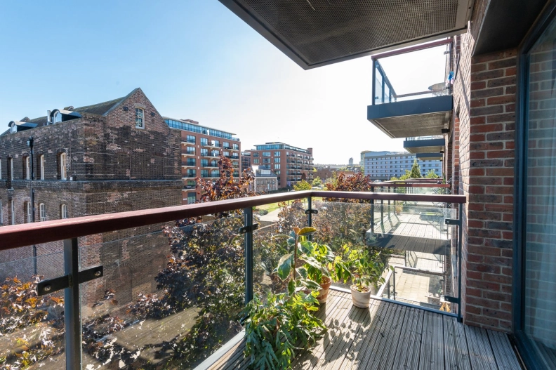 1 bedroom apartments/flats for sale in Duke of Wellington Avenue, Woolwich - SE18 view 5