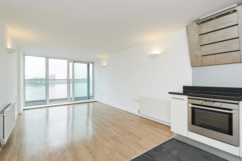 2 bedrooms apartments/flats to sale in Argyll Road, London-image 3