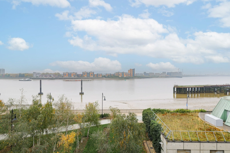 2 bedrooms apartments/flats to sale in Argyll Road, London-image 8